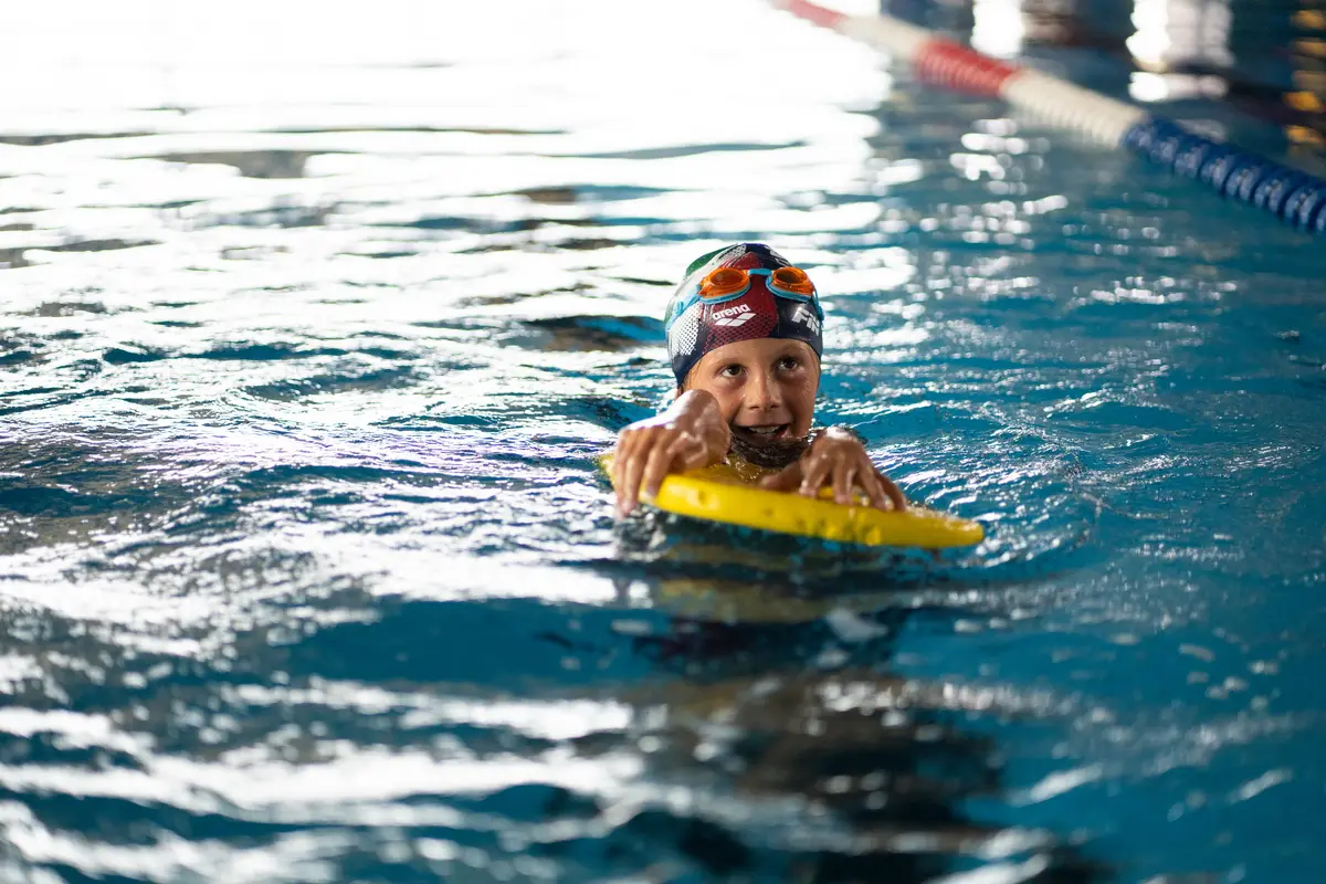 Bambino con tavoletta durante un corso di nuoto a The Volume