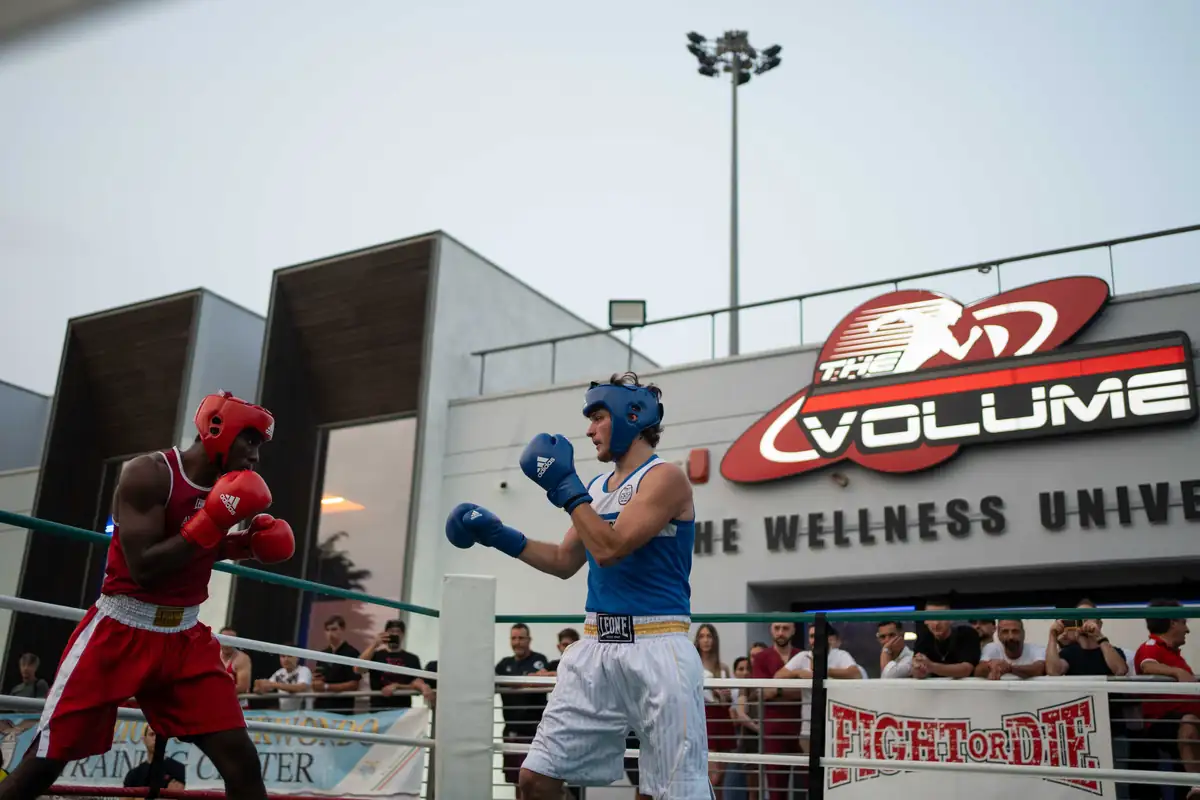 Serata di boxe sul ring allestito davanti al centro The Volume