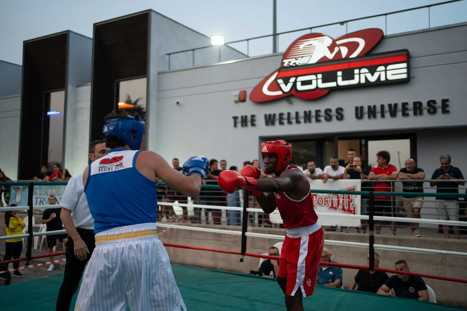 L'ingresso di The Volume a Rocca Priora con l'insegna The Wellness Universe