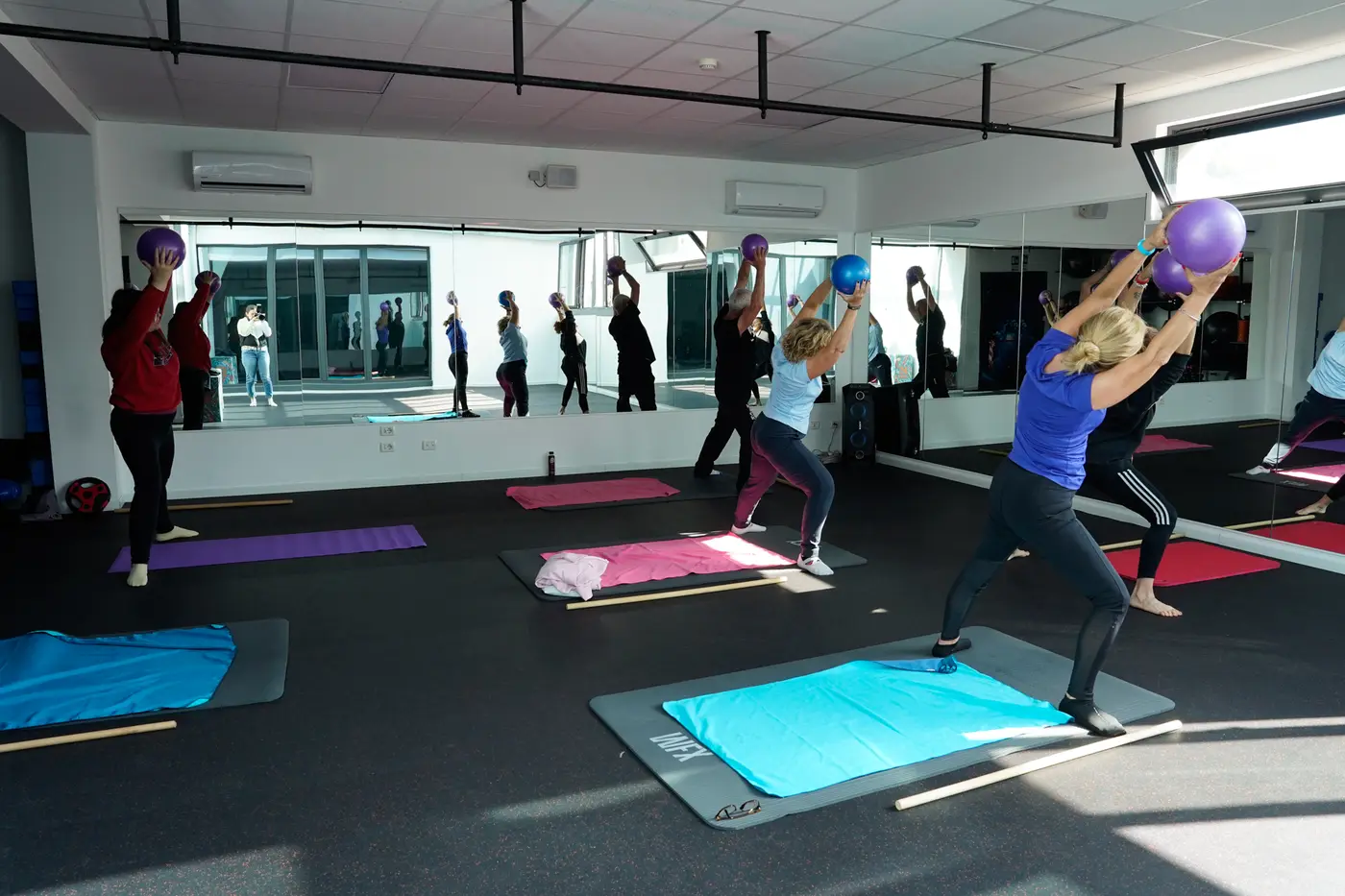 Lezione di functional training in sala corsi