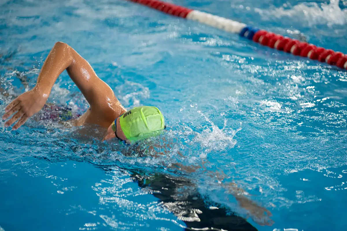 Nuotatore a stile libero nella piscina semiolimpionica di The Volume