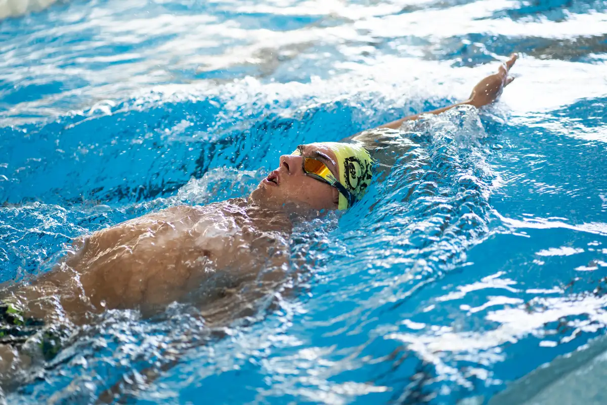 Nuoto libero nelle corsie della piscina