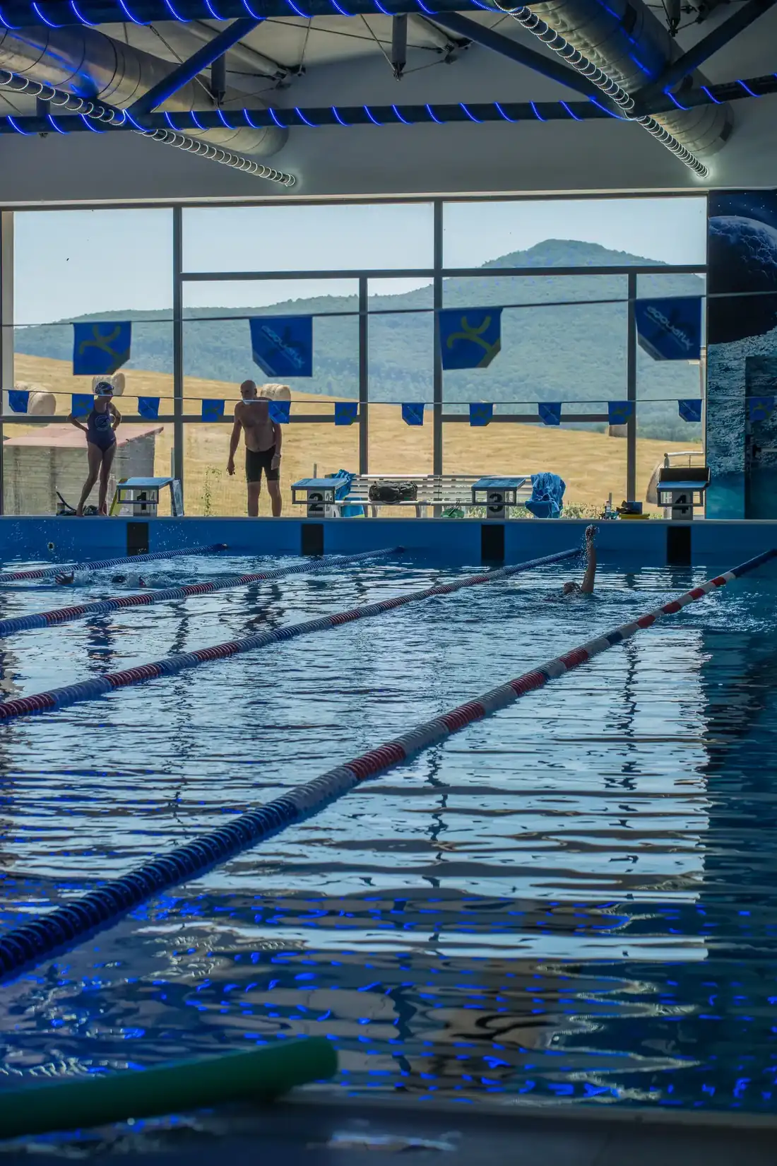 La piscina di The Volume nelle ore serali