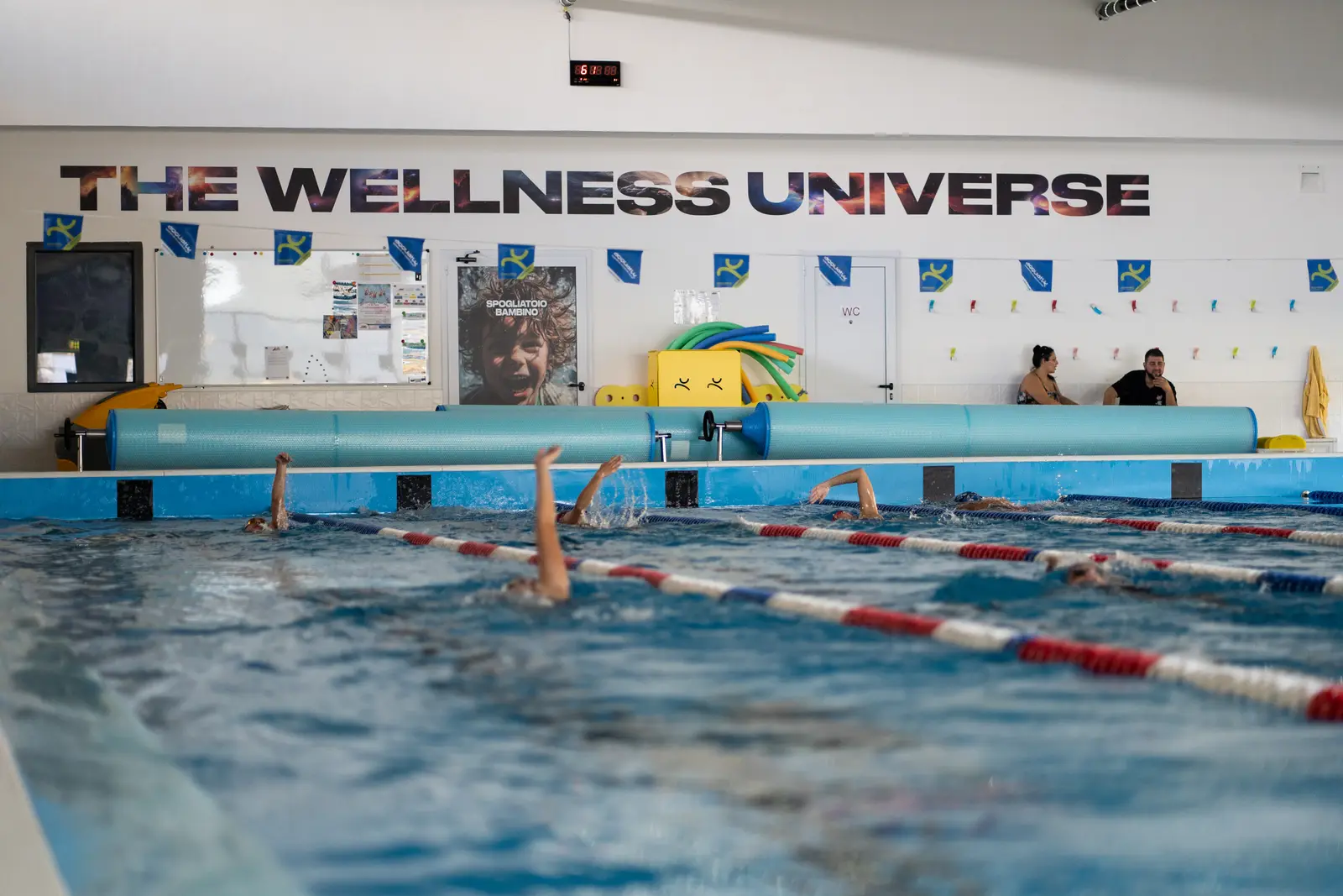 La parete The Wellness Universe che affaccia sulla piscina semiolimpionica del centro The Volume